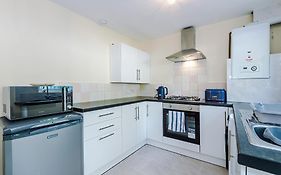 Manchester Comfortable 3 Bedroom House, Free Parking, Wifi & Disneyplus