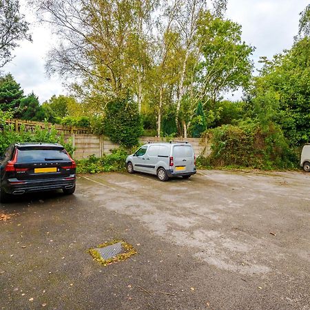 Manchester Comfortable 3 Bedroom House, Free Parking, Wifi & Disneyplus Worsley Exterior photo