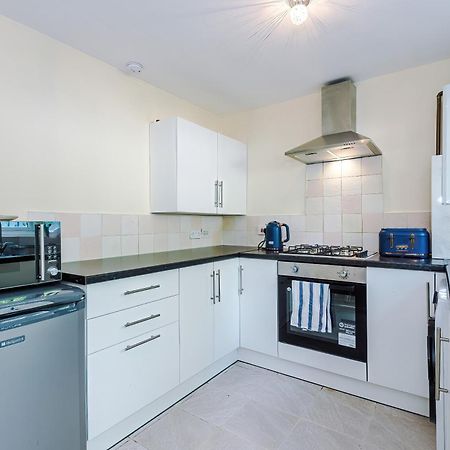 Manchester Comfortable 3 Bedroom House, Free Parking, Wifi & Disneyplus Worsley Exterior photo