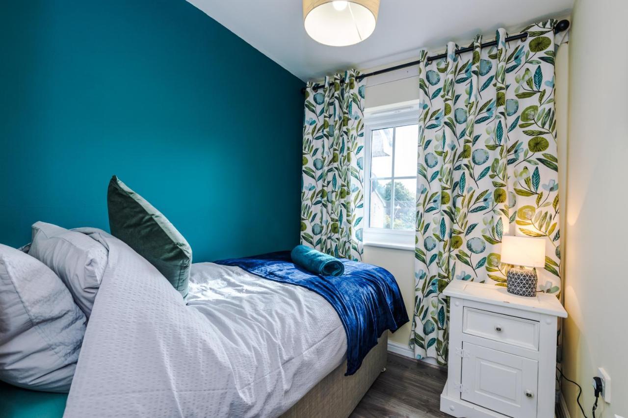 Manchester Comfortable 3 Bedroom House, Free Parking, Wifi & Disneyplus Worsley Exterior photo