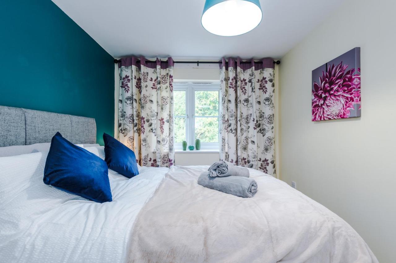 Manchester Comfortable 3 Bedroom House, Free Parking, Wifi & Disneyplus Worsley Exterior photo