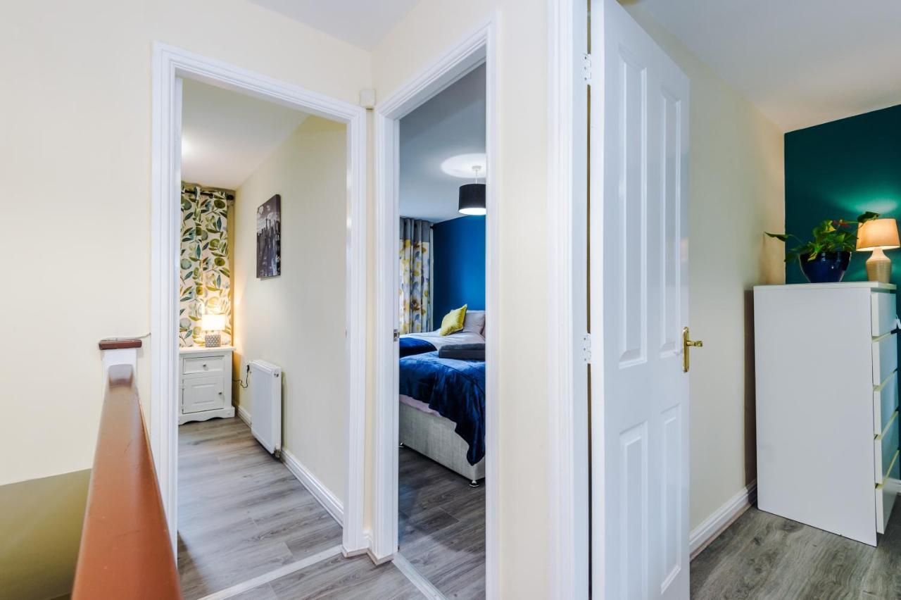 Manchester Comfortable 3 Bedroom House, Free Parking, Wifi & Disneyplus Worsley Exterior photo