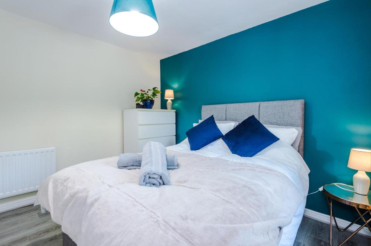 Manchester Comfortable 3 Bedroom House, Free Parking, Wifi & Disneyplus Worsley Exterior photo