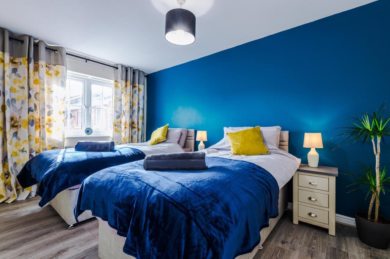 Manchester Comfortable 3 Bedroom House, Free Parking, Wifi & Disneyplus Worsley Exterior photo