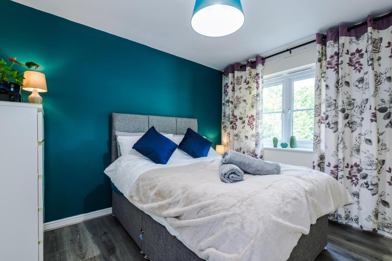 Manchester Comfortable 3 Bedroom House, Free Parking, Wifi & Disneyplus Worsley Exterior photo