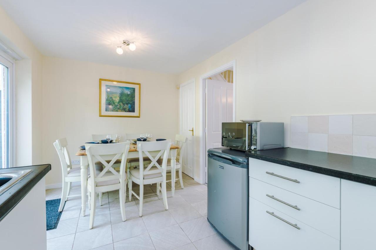 Manchester Comfortable 3 Bedroom House, Free Parking, Wifi & Disneyplus Worsley Exterior photo