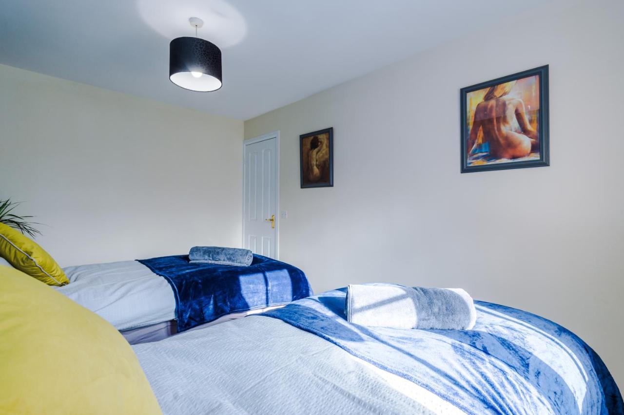 Manchester Comfortable 3 Bedroom House, Free Parking, Wifi & Disneyplus Worsley Exterior photo