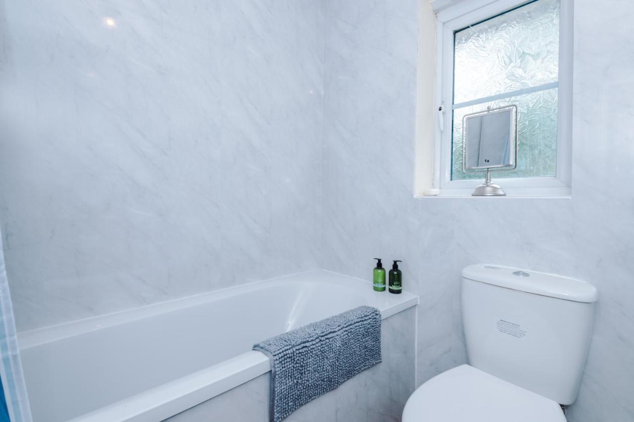 Manchester Comfortable 3 Bedroom House, Free Parking, Wifi & Disneyplus Worsley Exterior photo