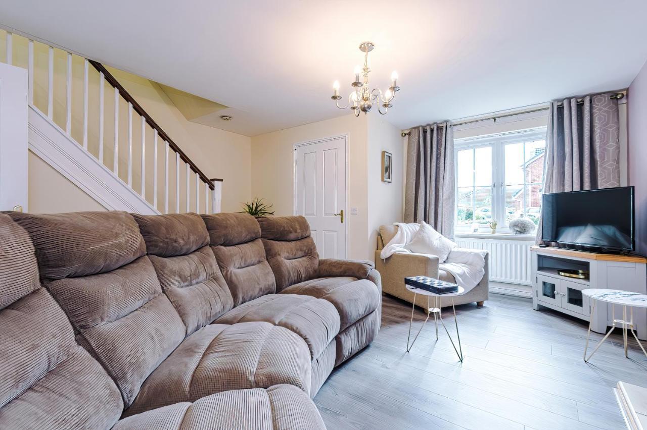 Manchester Comfortable 3 Bedroom House, Free Parking, Wifi & Disneyplus Worsley Exterior photo