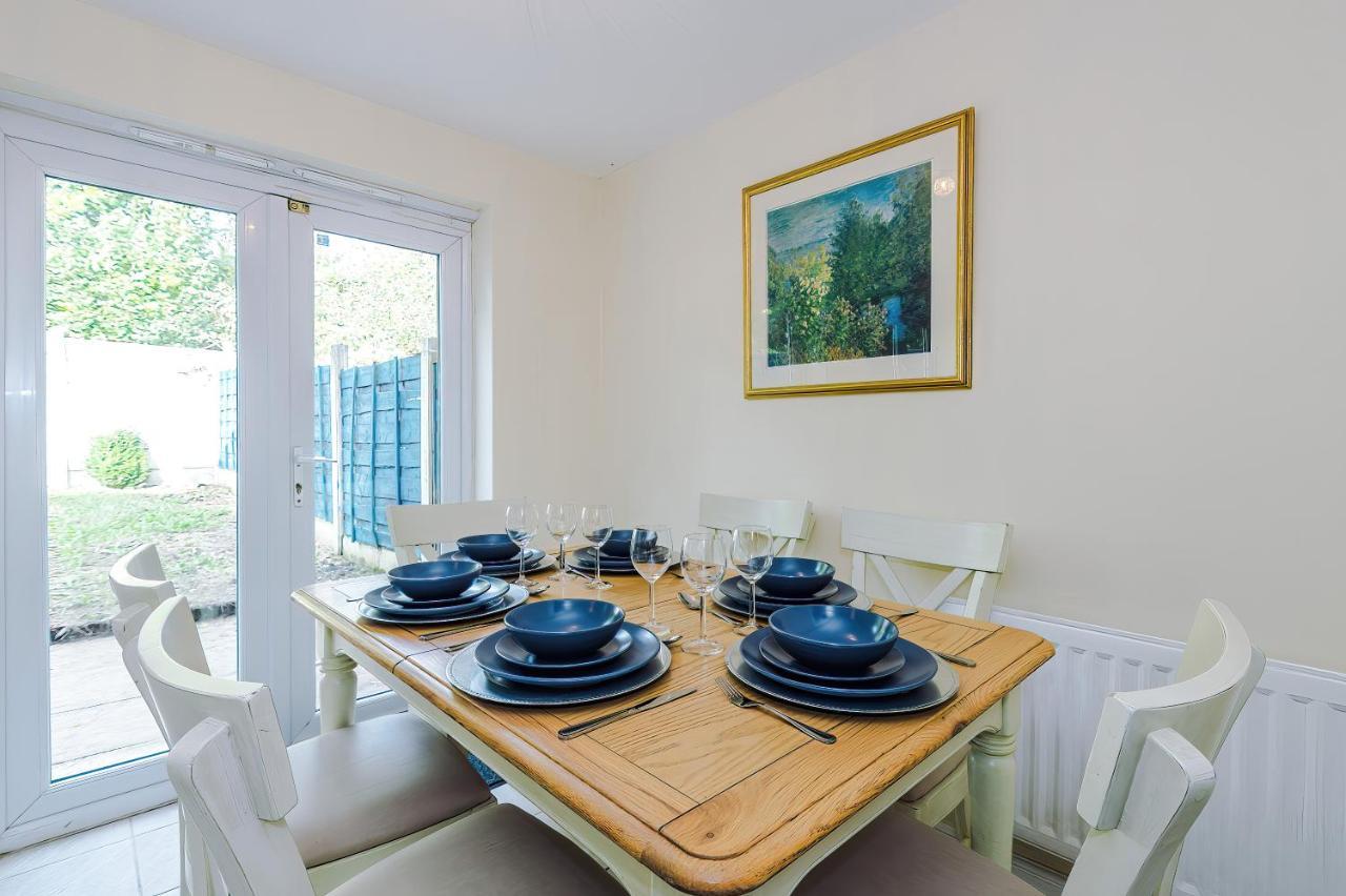 Manchester Comfortable 3 Bedroom House, Free Parking, Wifi & Disneyplus Worsley Exterior photo