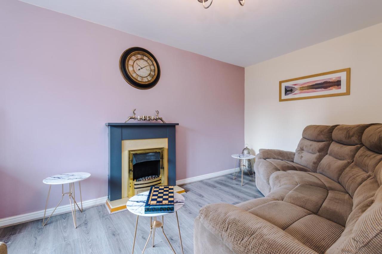 Manchester Comfortable 3 Bedroom House, Free Parking, Wifi & Disneyplus Worsley Exterior photo