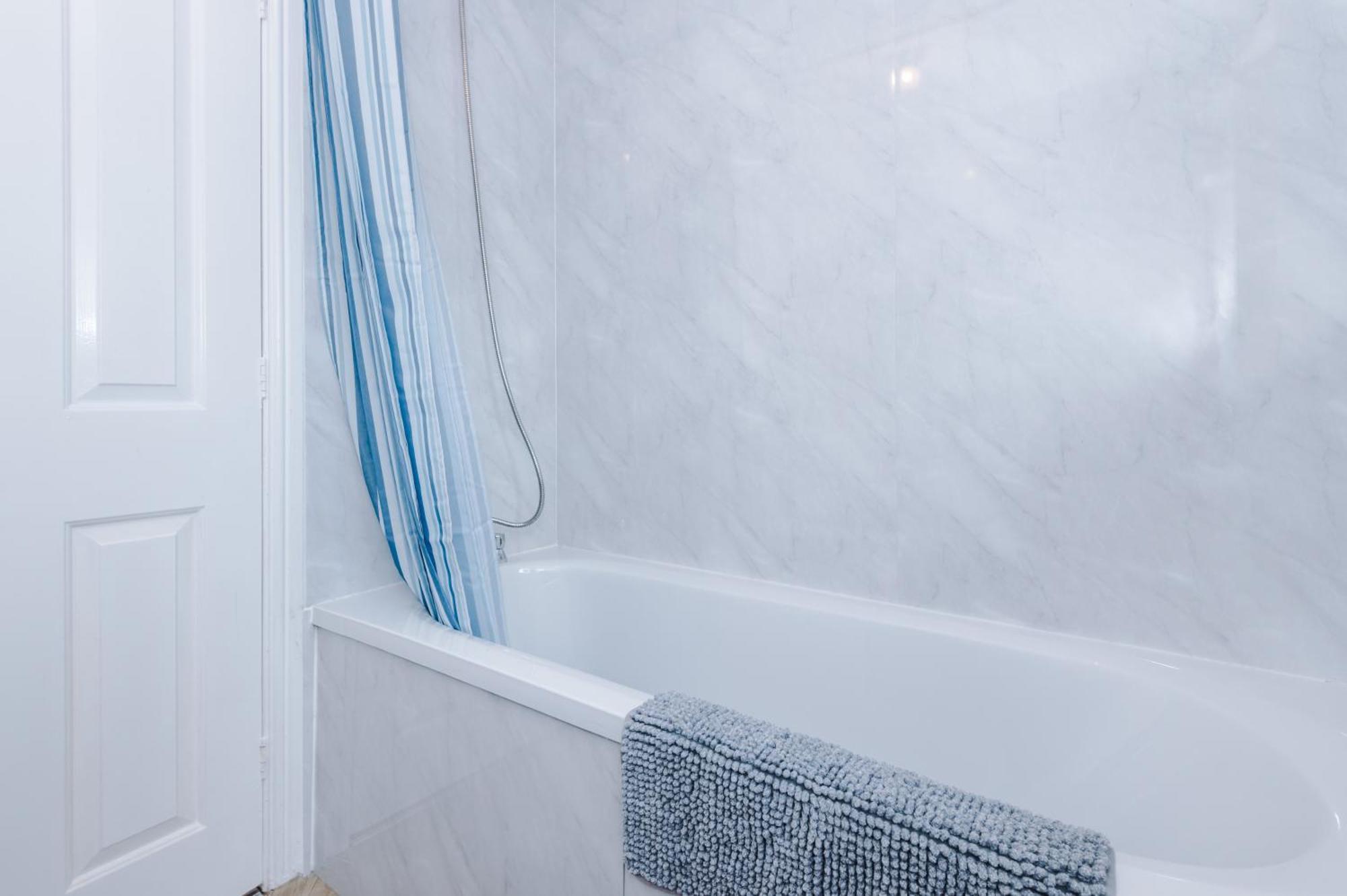 Manchester Comfortable 3 Bedroom House, Free Parking, Wifi & Disneyplus Worsley Exterior photo
