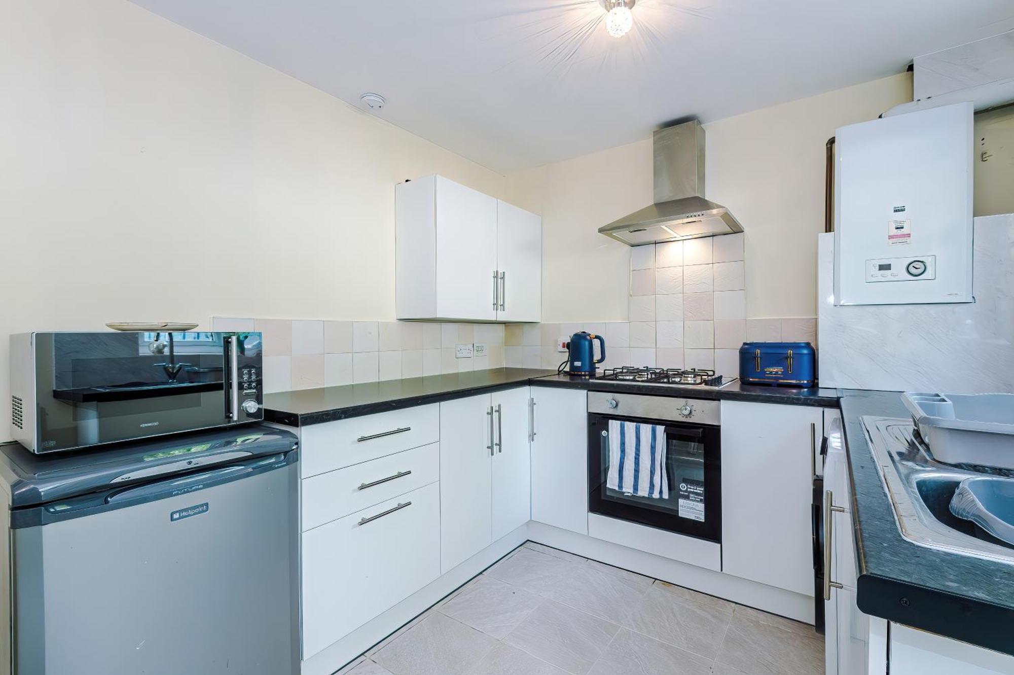 Manchester Comfortable 3 Bedroom House, Free Parking, Wifi & Disneyplus Worsley Exterior photo
